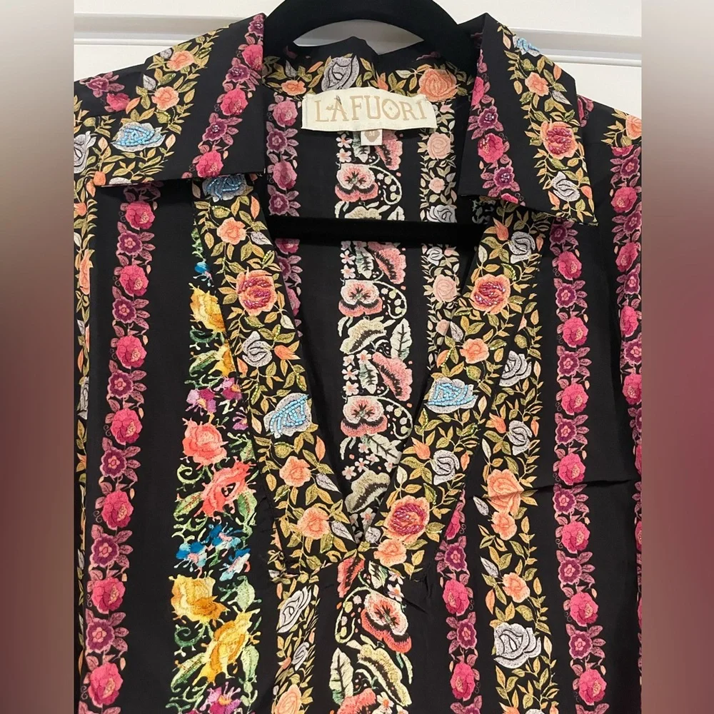 La Fuori Kesa Printed Top with Beading NWT size M - Picture 2 of 5